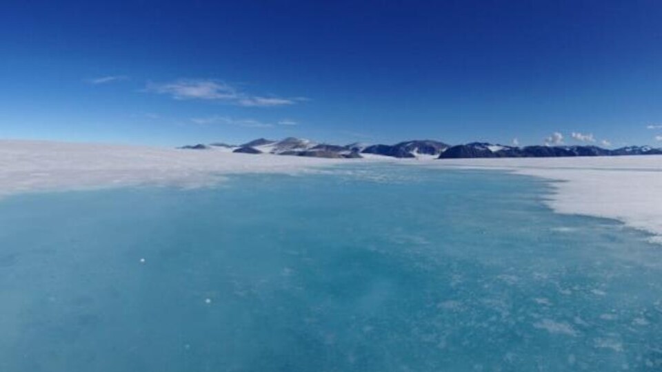 Un lac d'eau douce situé sur un plateau de glace.