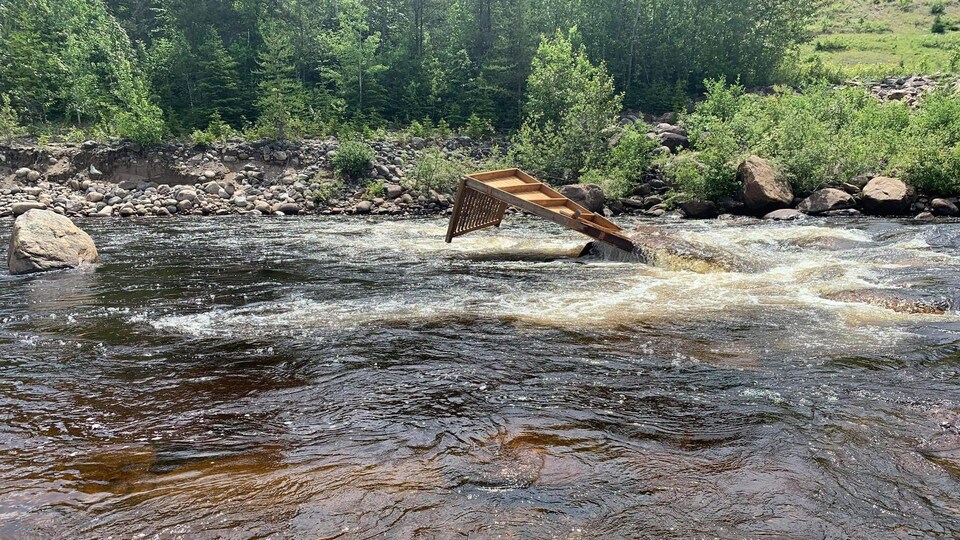 Une plateforme flotte dans l'eau.