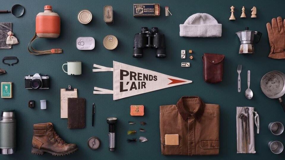 Plusieurs items de plein air sont disposés de part et d'autre d'un fanion où il est inscrit « Prends l'air ».
