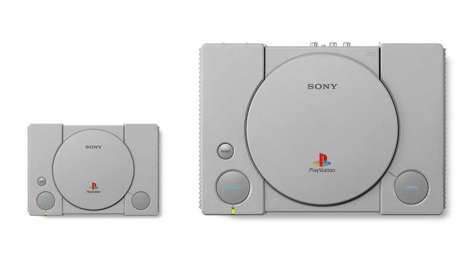 Une photo montrant une PlayStation miniature à côté d'une PlayStation originale.