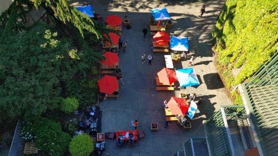 Vue de dessus de la plaza franco avec des parasols.