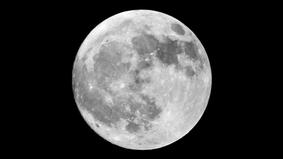 Une pleine lune dans un ciel noir