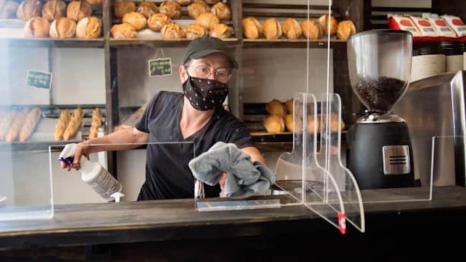 Un panneau de plexiglas devant le comptoir d'une boulangerie.