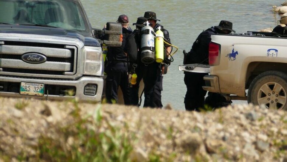 Des plongeurs de la GRC à Gillam.