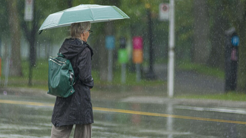 Une femme sous la pluie.