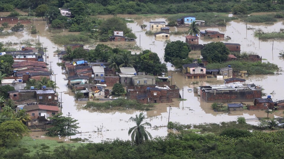 Vue aérienne d'une zone inondée après de fortes pluies à Recife, dans l'État du Pernambuc, au Brésil.