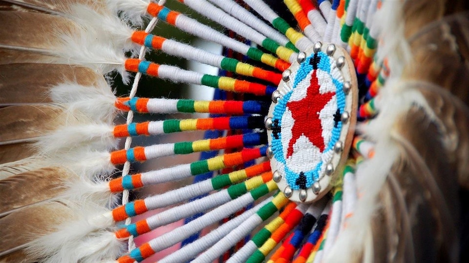 Une coiffe de plumes autochtone.