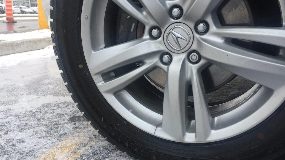 Un pneu de voiture sur de la neige.