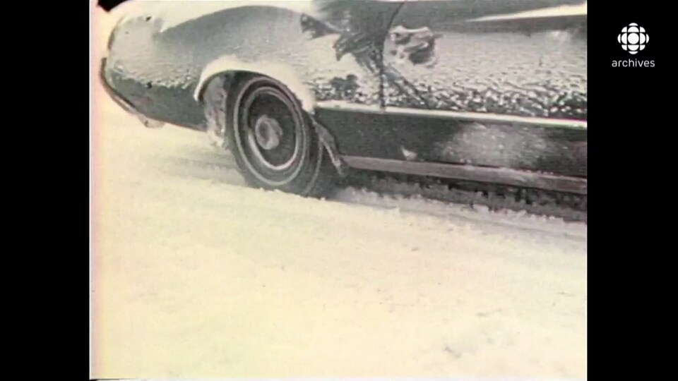 Automobile qui roule dans la neige. 