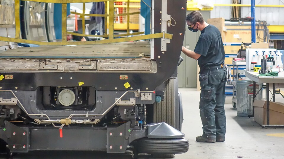Un employé de l'usine de Bombardier à La Pocatière travaille sur un wagon de métro.