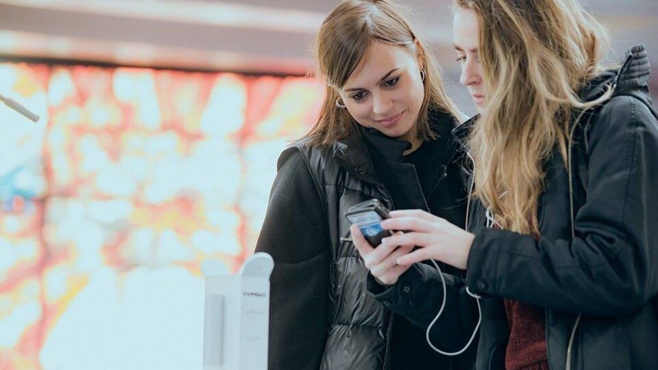 Deux femmes regardent un téléphone intelligent