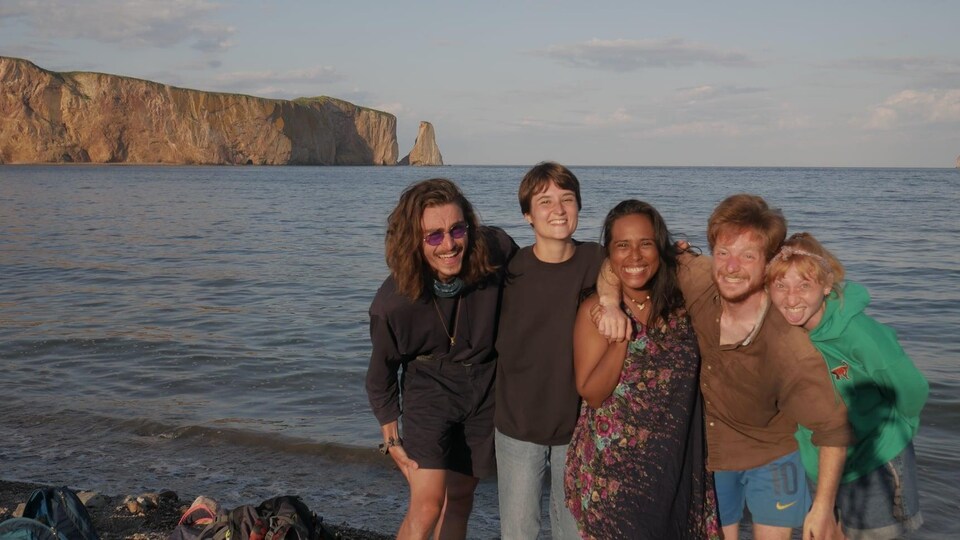 Gabriel Samson I (à gauche), Natalie Fontalvo et Charlie Cameron-Verge (au centre) devant le rocher Percé.