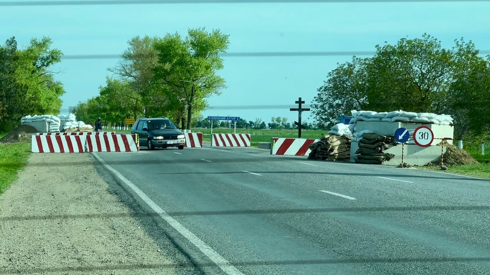 Un point de contrôle sur une route.