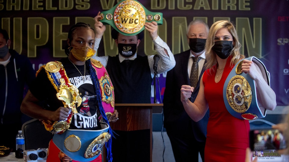 Les deux boxeuses posent avec leurs ceintures.
