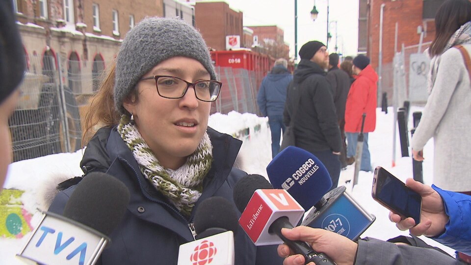 L'élue répond aux questions des journalistes à l'extérieur, lors d'une journée hivernale