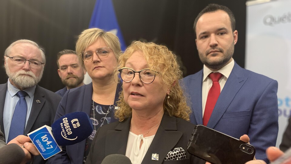 De gauche à droite : Robert Bussière, Josée Fillion, Marguerite Blais et Mathieu Lacombe lors d'une mêlée de presse.