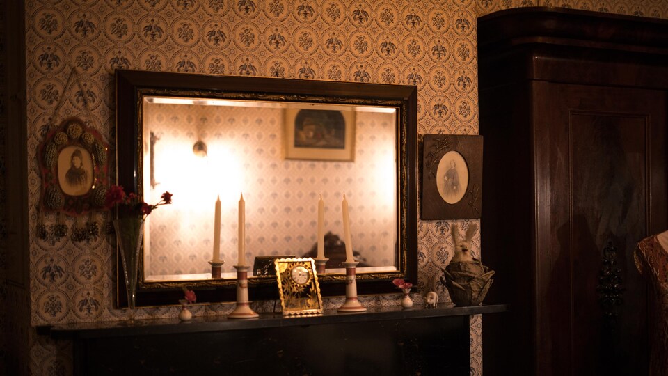 Un miroir et des chandelles dans la chambre de Kathleen O'Reilly, au musée Point Ellice House, en octobre 2020.