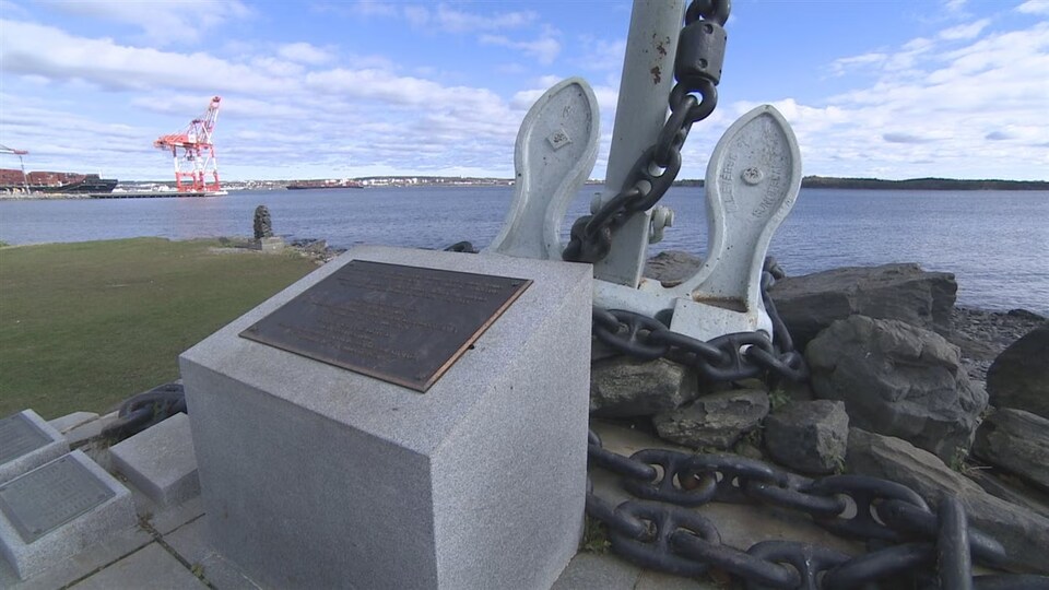 Le monument de l'ancre du NCSM Bonaventure, au parc de Point Pleasant d'Halifax, rend hommage aux marins morts en temps de paix.