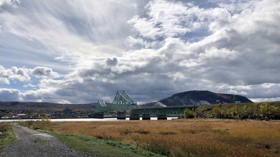 Le pont qui relie Pointe-à-la-Croix, au Québec, à Campbellton, au Nouveau-Brunswick.
