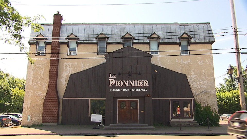 Des résidents de Pointe-Claire se battent pour protéger ce bâtiment de la démolition. Ils défendent son caractère patrimonial.