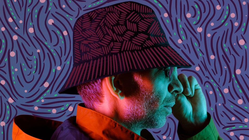 Un homme vu de côté sur un fond mauve et rose. 