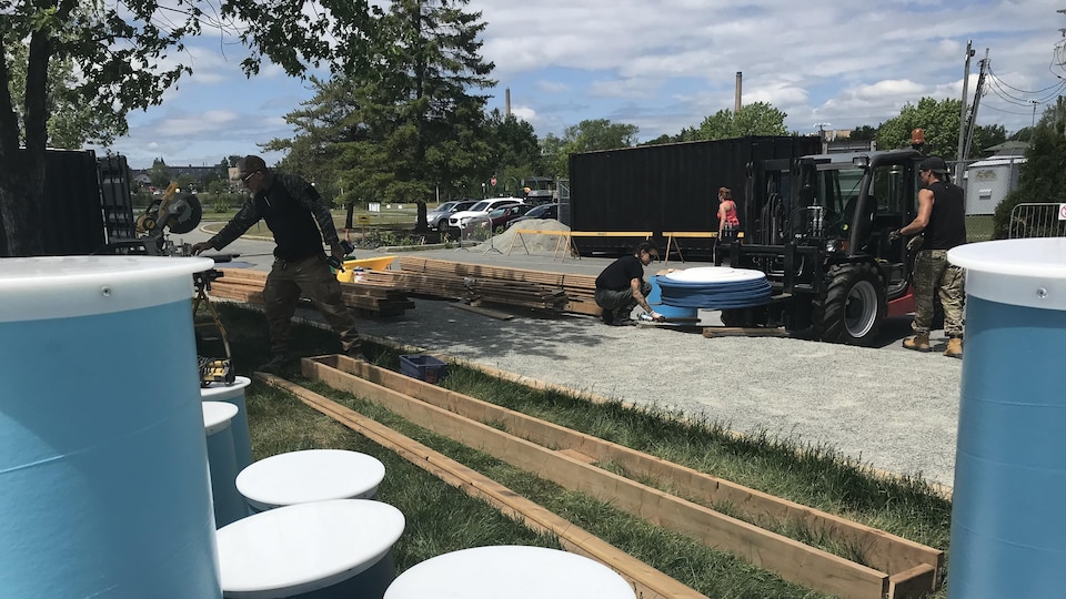 Des travailleurs s'affairent à déplacer les matériaux sur le site de la presqu'île du lac Osisko.