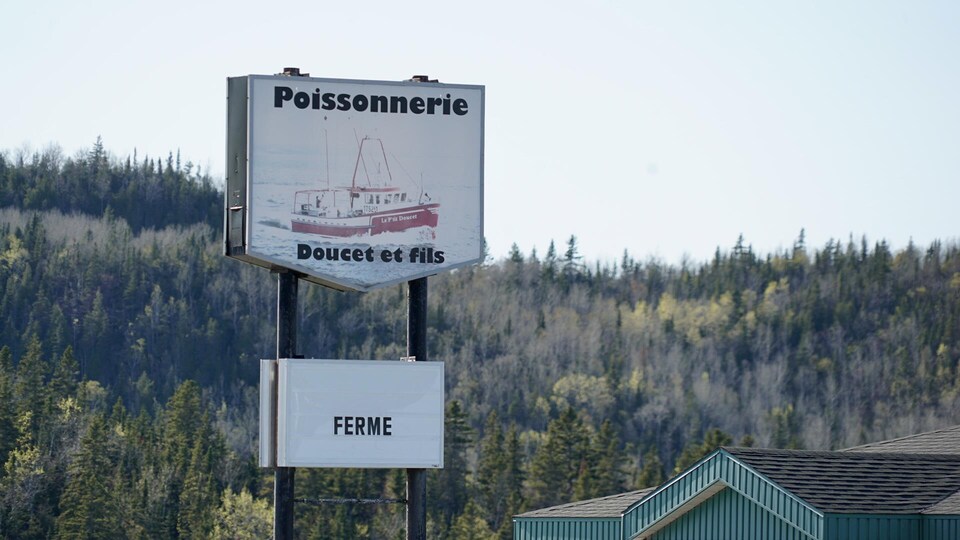 Affiche annonçant la fermeture du commerce.