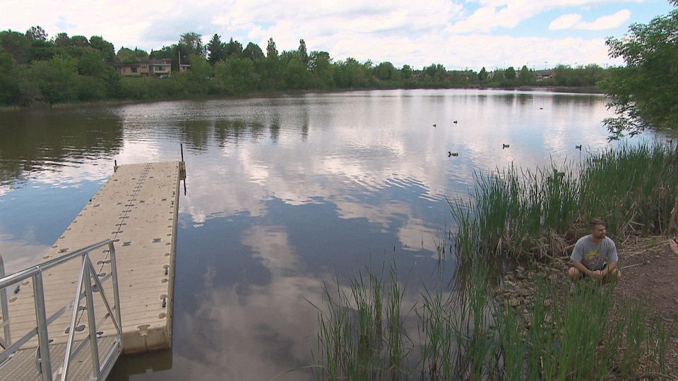 Un lac avec un petit quai.