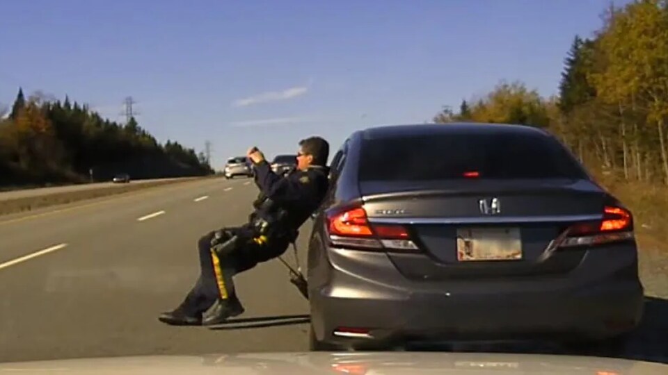 Un policier ébranlé après avoir été frôlé par un automobiliste.