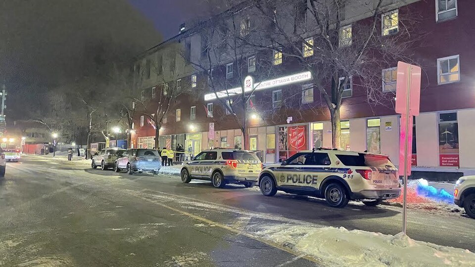 Des voitures de police de nuit.
