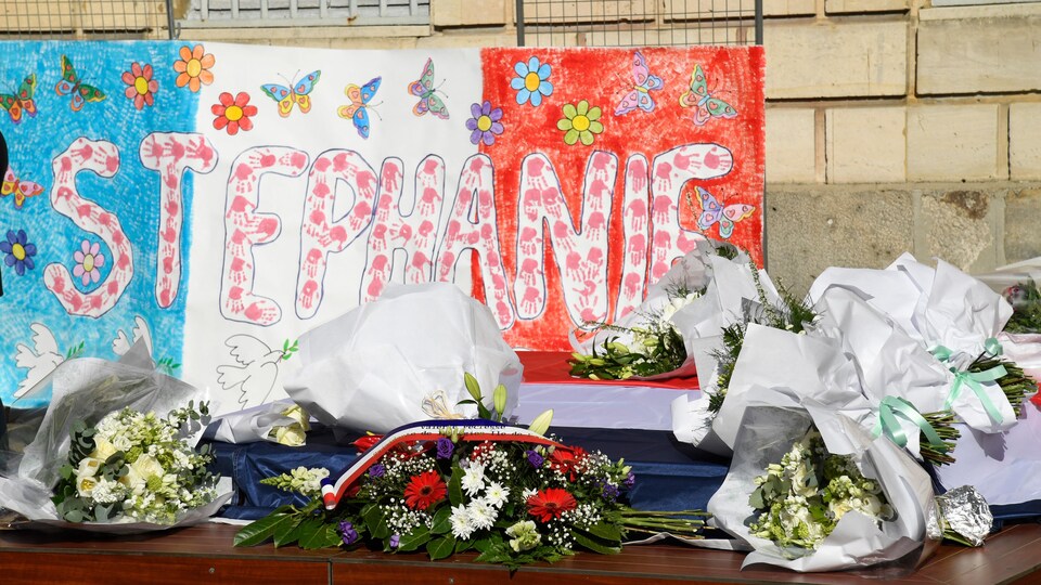 Des fleurs sont disposées en hommage à Stéphanie Monfermé.