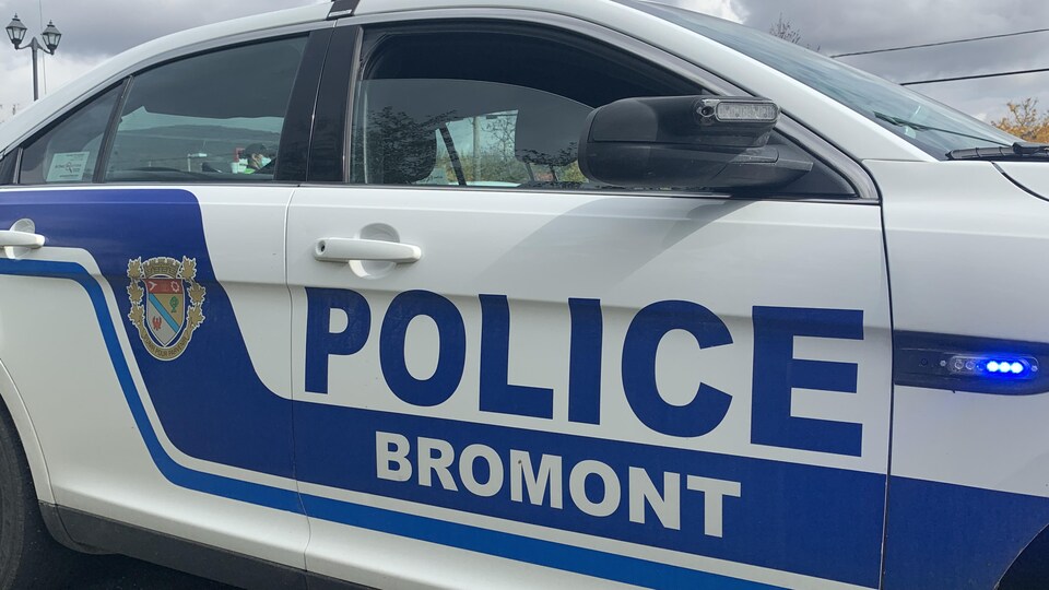 Une voiture du Service de police de Bromont.