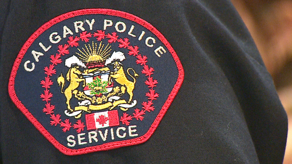 L'écusson sur l'épaule de l'uniforme d'un policier de Calgary.