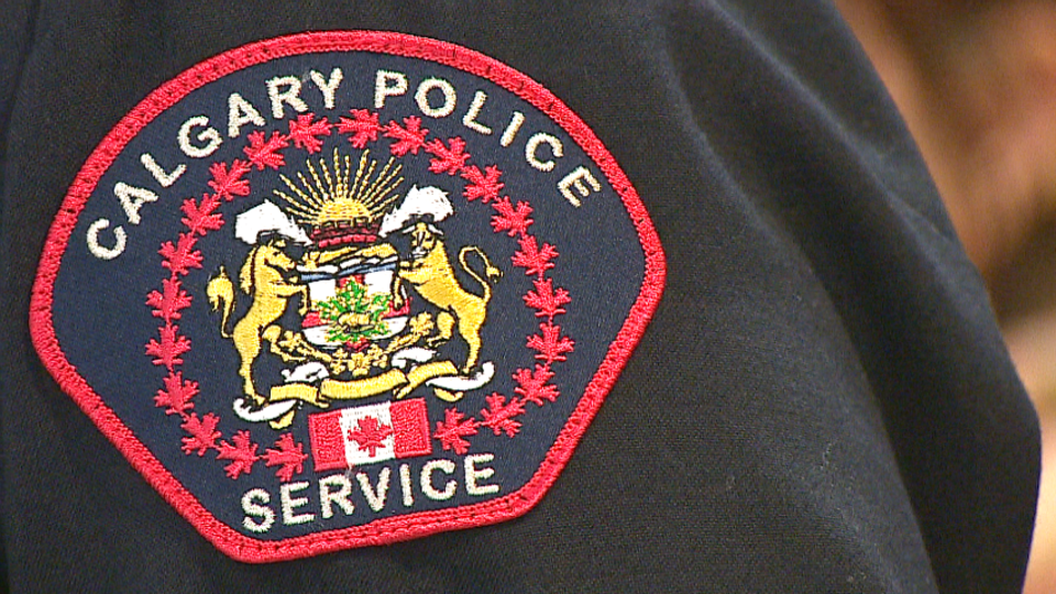 Plan serré d'un écusson sur l'uniforme d'un policier de Calgary.