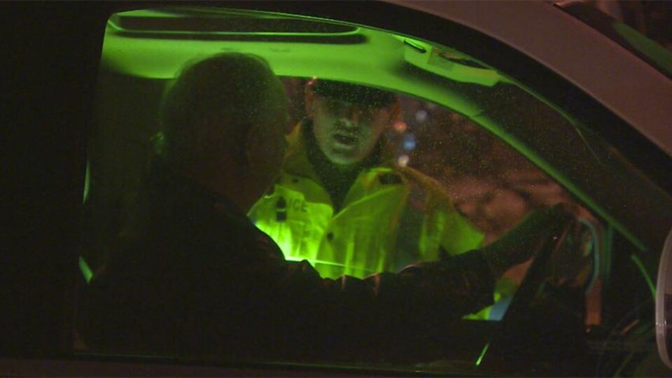 Un policier parle avec un automobiliste.