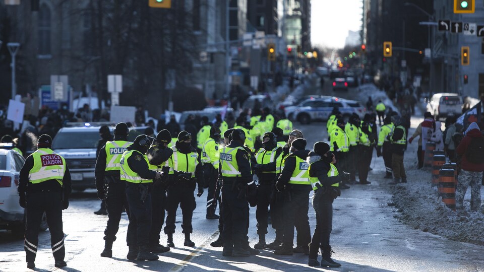 Des policiers d'Ottawa lors du convoi.