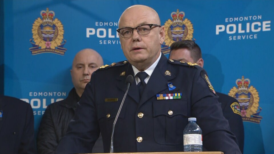 Le chef du service de police d'Edmonton, Dale McFee, s'adresse aux médias.