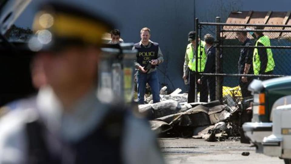 Des agents de la GRC examinent l'épave d'un avion qui s'est écrasé à Richmond, en Colombie-Britannique, en juillet, tuant deux personnes.