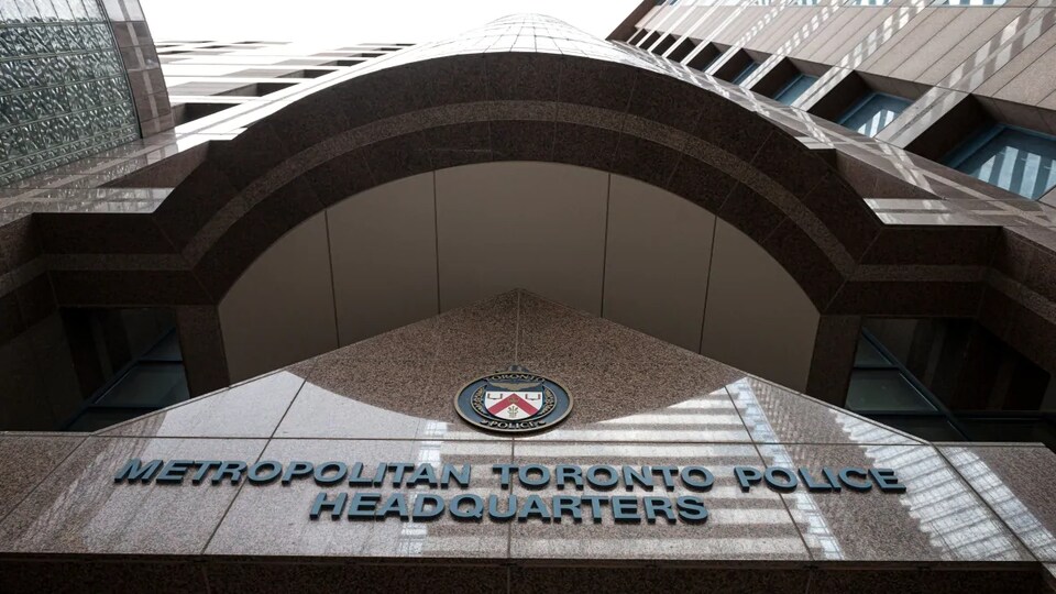 contre-plongée de la façade du quartier général de la police de Toronto.