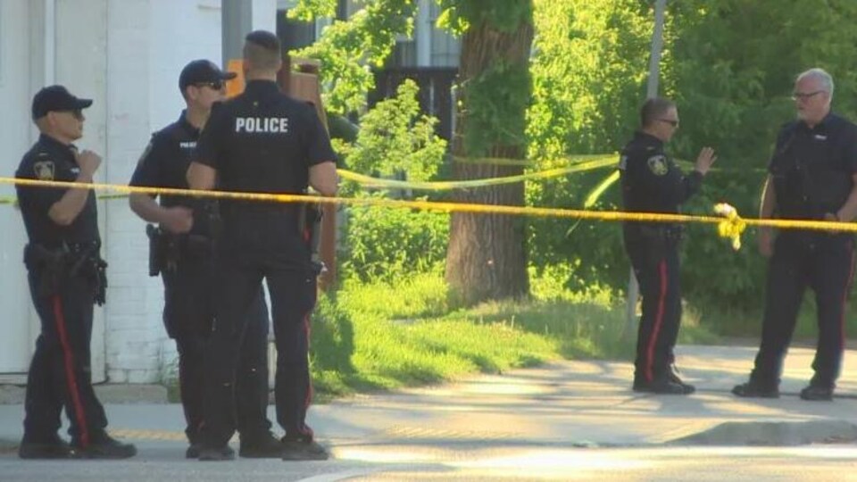 La police sur la scène après qu'un homme a été tué par balle à l'angle de la rue Salter et de l'avenue Mountain à Winnipeg, le 17 juin 2022.