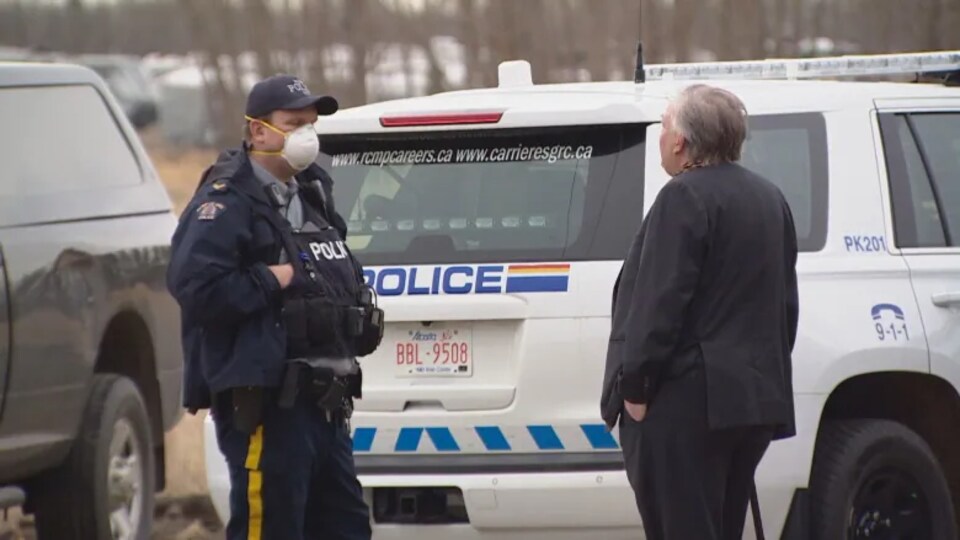 Un agent de la GRC discute avec un homme.
