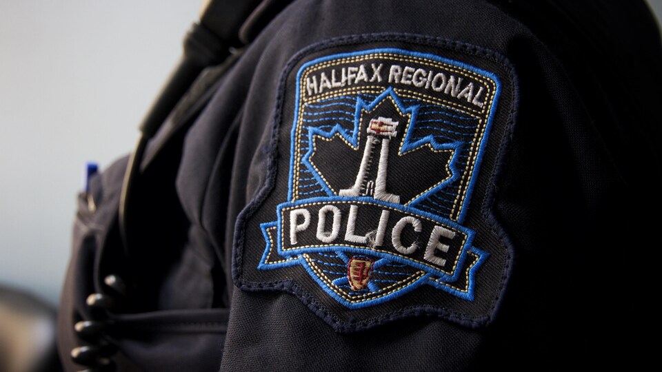 L'écusson des policiers d'Halifax, sur la manche d'un policier.