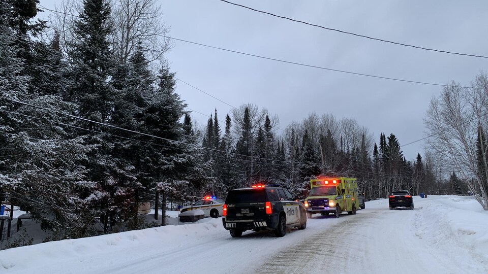Des véhicules de la Sûreté du Québec et une ambulance sur une rue à Val-d'Or.