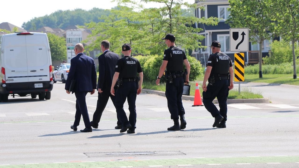 Des policiers dans un quartier résidentiel