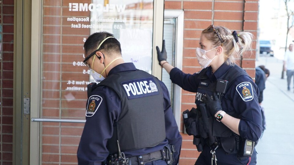 Des policiers répondent à un appel à une clinique de santé de London en Ontario. 