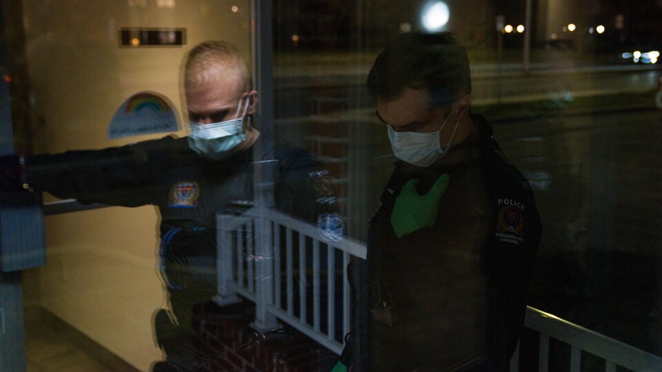 Les agents Martin Giroux et Nicolas Chevrier du Service de police de l'agglomération de Longueuil en patrouille à Boucherville.