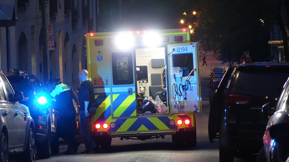 Une ambulance stationnée dans une rue, de nuit