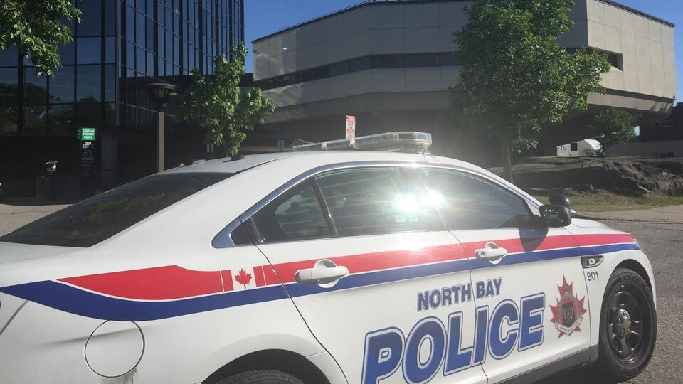 Une voiture du Service de police de North Bay.