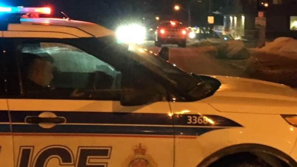 Une voiture de police d'Ottawa avec un policier à l'intérieur.