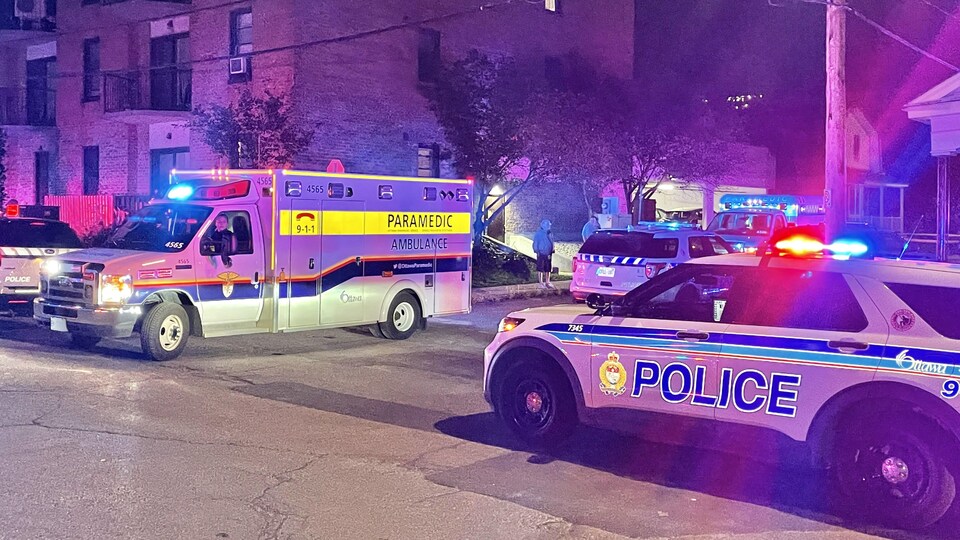 Des véhicules de la police et des ambulanciers paramédicaux d'Ottawa sont stationnés sur les lieux d'un incident.